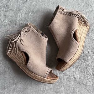 Minnetonka Blaire Fringe Suede Leather Open-Toe Wedge Espadrilles Stone Natural